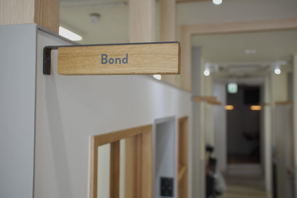 白髪ケア福岡が利用しているシェアサロンのGO TODAY SHAiRE SALON福岡天神店の半個室にはそれぞれ名前がついています。Bond