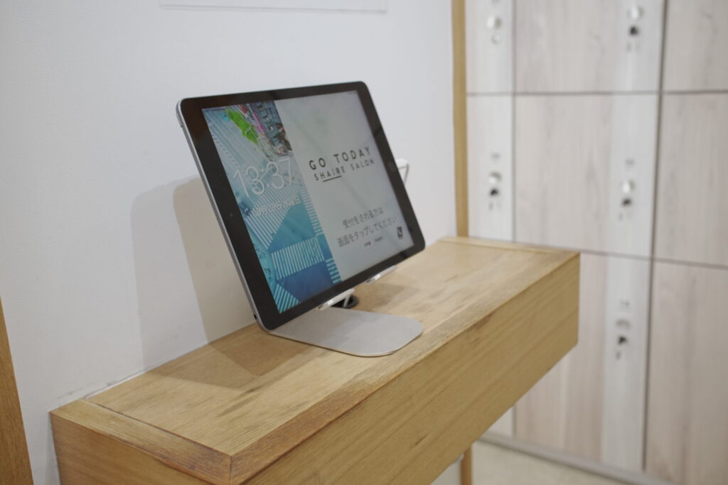 白髪ケア福岡が利用しているシェアサロンのGO TODAY SHAiRE SALON福岡天神店のエレベーター前のタブレットで受付