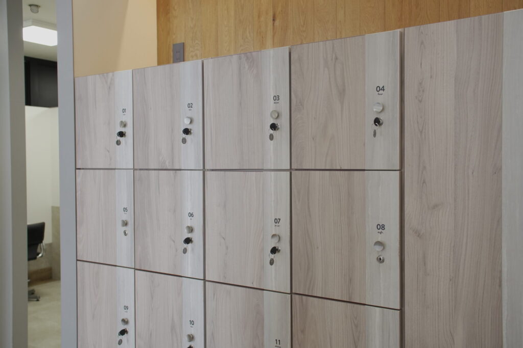 白髪ケア福岡が利用しているシェアサロンのGO TODAY SHAiRE SALON福岡天神店の鍵付きロッカー