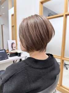 襟足すっきりな前下がりショートボブ