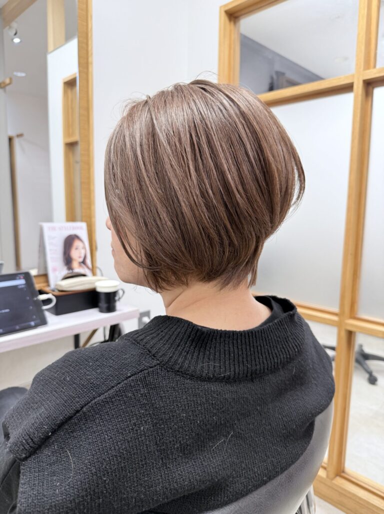 襟足すっきりな前下がりショートボブ