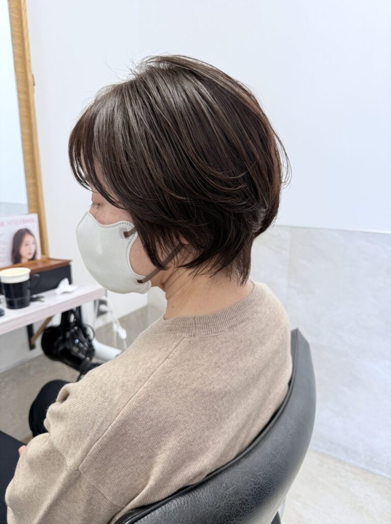 柔らかさとシャープさを併せ持つ大人ショートスタイル