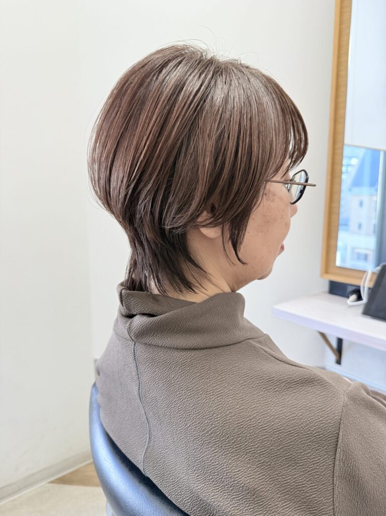 襟足の生え際が長いタイプのショートヘア
