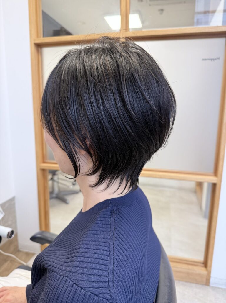 黒髪でも軽い雰囲気の大人ショート