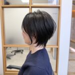 福岡の大人ショート専門美容師が教える、ストレスフリーなスタイリング術。白髪は隠さず「活かす」のが正解!
