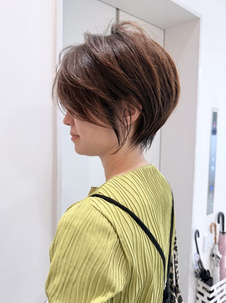 大人ショートで美しい横顔